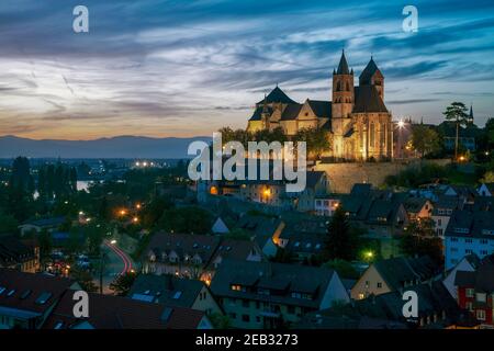Altstadt und Stephansmünster bei Nacht in Breisach am Rhein, Oberrhein, Schwarzwald, Baden-Württemberg Stockfoto