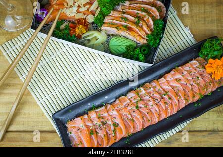 Traditioneller Lachs-Carpaccio mit Olivenöl-Sauce und Zitronensaft Stockfoto