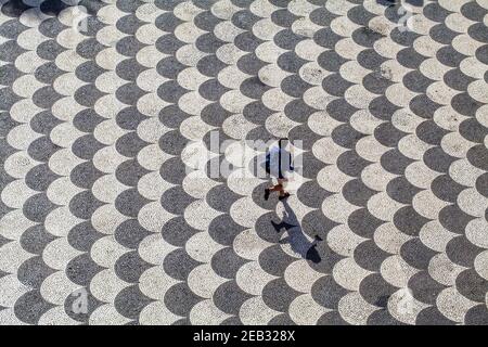 Person gesehen von oben überqueren Praca Municipio Quadrat, Funchal, Madeira, Portugal Stockfoto