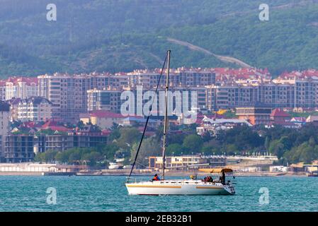 Segeln. Yachten mit weißen Segeln auf dem offenen Meer zu versenden. Luxus-Boote. Stockfoto