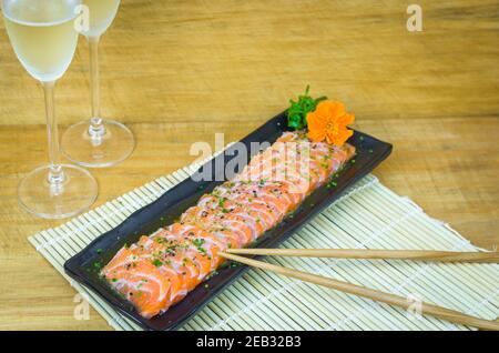 Traditioneller Lachs-Carpaccio mit Olivenöl-Sauce und Zitronensaft Stockfoto