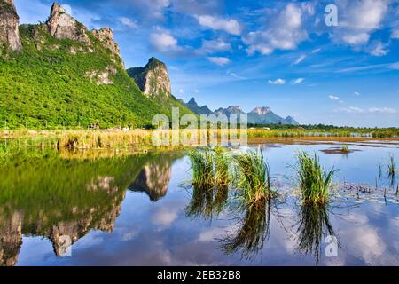 Berge, blauer Himmel und Wolken spiegeln das Wasser im Lotus Pond ist ein Nationalpark in Sam ROI Yot District, Prachuap Khiri Khan, Thailand. Stockfoto