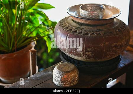 Tontopf für Trinkwasser im traditionellen thailändischen Stil. Stockfoto