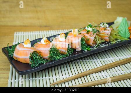 Sushi-Set (Kombi). Traditionelle japanische Küche, erstklassiges Sushi in eleganter Umgebung. Stockfoto