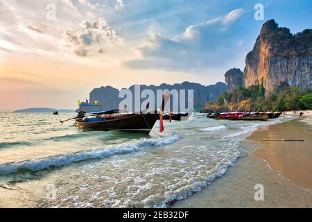 Ein Langboot für Touristen ist am Railay Beach geparkt. Schöner Himmel und Wolken am Abend, Provinz Krabi, Thailand Stockfoto