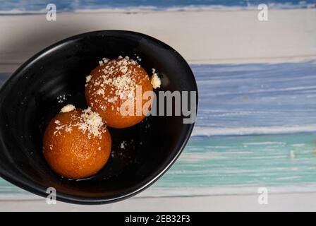 Indisches Süßes Essen namens Gulab Jamun aus Milch und Zucker, ein beliebtes Gericht in Festival oder besonderen Anlass. Selektiver Fokus Stockfoto