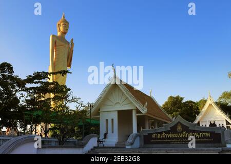 Burapha Phiram Tempel und Big Buddha oder Buddha Rattanamongkol Mahamuni die höchste stehende Buddha-Statue in Thailand in ROI et Provinz. Stockfoto