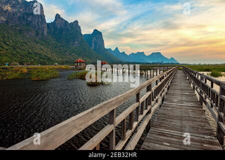 Lotus Teich im Sam ROI Yot Nationalpark am Abend ist der Dämmerungshimmel in der Prachuap Khiri Khan Thai Provinz. Stockfoto