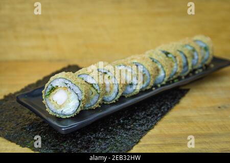 Perfektes Sushi, traditionelle japanische Küche. Leckeres, heißes Sushi Stockfoto