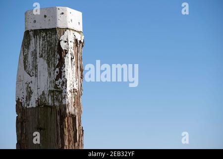 Anlegestelle oder Stange an einem blauen Himmel. Platz für Text auf der rechten Seite Stockfoto