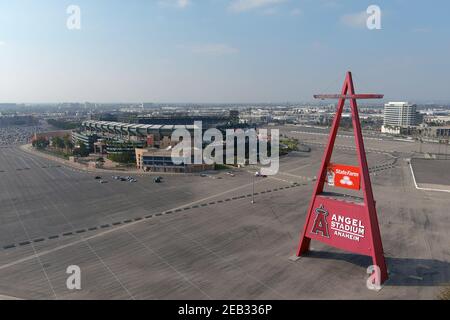 Das große FESTZELT Zeichen am Angel Stadium von Anahiem, Mittwoch, 10. Februar 2021, in Anaheim, Kalif. Stockfoto