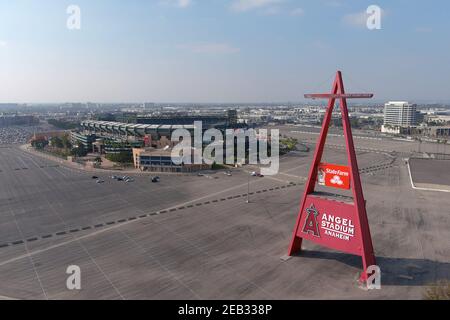 Das große FESTZELT Zeichen am Angel Stadium von Anahiem, Mittwoch, 10. Februar 2021, in Anaheim, Kalif. Stockfoto