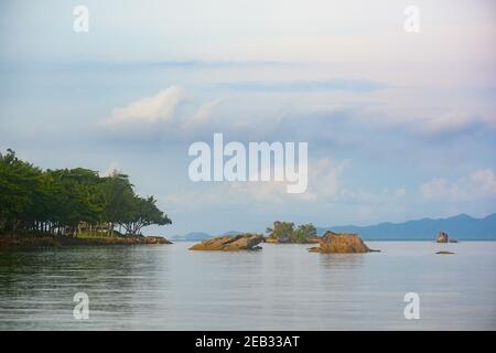 Tubkaak Beach, Provinz Krabi, Thailand. Der Blick aufs Meer, Inseln und Wolken, die das Wasser am Morgen reflektieren, sind wunderschön und beliebtes Meer für Touris Stockfoto