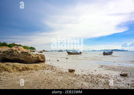 Ein Touristenboot liegt tagsüber am Strand in Tup Kaek, Krabi, Thailand mit wunderschönem Himmel im Wasser. Stockfoto