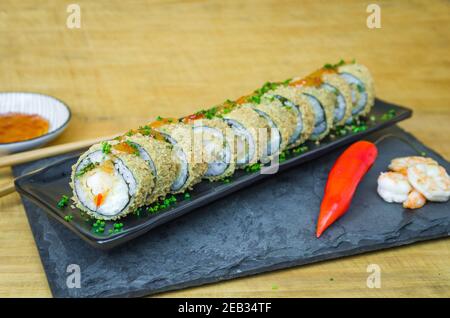 Perfektes Sushi, traditionelle japanische Küche. Leckeres, heißes Sushi Stockfoto