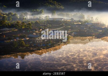 Die Dörfer und Seen sind sehr neblig. Am Morgen im Thai Rak Dorf in der Mae Hong Son Provinz von Thailand. Stockfoto