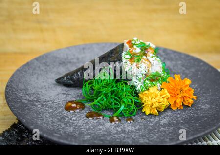 Temaki Sushi. Traditionelle japanische Küche, Premium-Temaki von Garnelen. Stockfoto