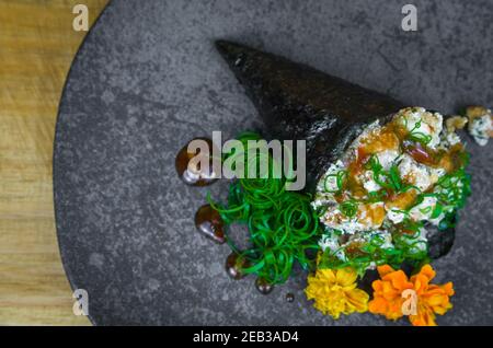 Temaki Sushi. Traditionelle japanische Küche, Premium-Temaki von Garnelen. Stockfoto