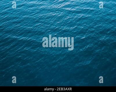 Draufsicht auf tiefes kaltes Meer, Textur von kleinen Wellen. Dunkler Meereshintergrund. Textur des Wassers im Ozean. Stockfoto