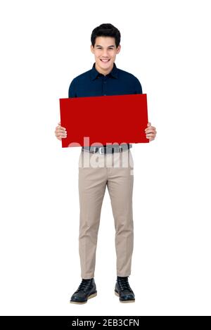 Junge lächelnde gut aussehende asiatische Mann hält leere Red Board Studio Aufnahme isoliert auf weißem Hintergrund Stockfoto