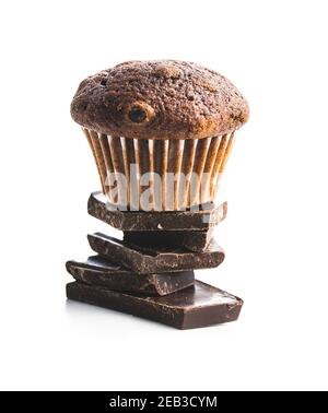 Schokoladen-Muffins und Schokoriegel. Süße dunkle Cupcakes isoliert auf weißem Hintergrund. Stockfoto