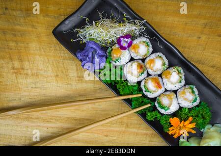 Perfektes Sushi, traditionelle japanische Küche. Köstliche Hossomaki auf dem dekorierten Teller Stockfoto