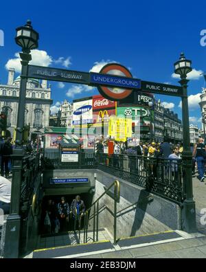 2000 HISTORISCHE U-BAHN-STATION EINGANG (©EDWARD JOHNSTON 1916) PICCADILLY CIRCUS LONDON ENGLAND GROSSBRITANNIEN Stockfoto