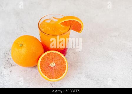 Sunrise Cocktail Drink mit Orangensaft im Glas Tumbler Stockfoto