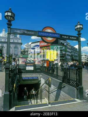 2000 HISTORISCHE U-BAHN-STATION EINGANG (©EDWARD JOHNSTON 1916) PICCADILLY CIRCUS LONDON ENGLAND GROSSBRITANNIEN Stockfoto