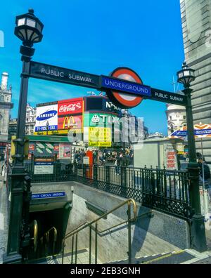 2000 HISTORISCHE U-BAHN-STATION EINGANG (©EDWARD JOHNSTON 1916) PICCADILLY CIRCUS LONDON ENGLAND GROSSBRITANNIEN Stockfoto