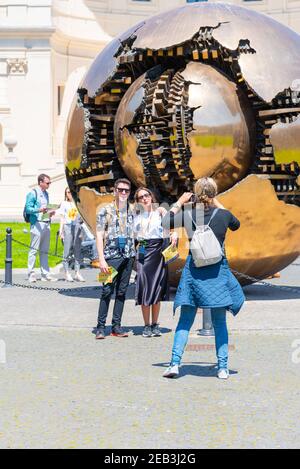 VATIKANSTADT - 07. MAI 2018: Kugel in Kugel - Bronzeskulptur des italienischen Bildhauers Arnaldo Pomodoro. Innenhof des Pigna der Vatikanischen Museen Stockfoto