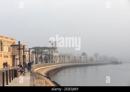 Dubai, VAE, 12th. Februar 2021: Traditionelle Shindagha-Ablenkung des alten Dubai an einem nebligen Tag Stockfoto