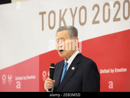 Tokio, Japan. Februar 2021, 12th. Yoshiro Mori, Präsident des Organisationskomitees der Olympischen Spiele 2020 in Tokio, kündigt seinen Rücktritt an, da er bei einem Treffen mit ratsmitgliedern und Vorstandsmitgliedern am Sitz des Komitees in Tokio am 12. Februar 2021 die Verantwortung für seine sexistischen Kommentare übernimmt. Quelle: POOL/ZUMA Wire/Alamy Live News Stockfoto