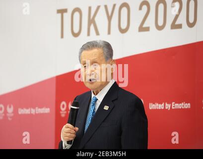 Tokio, Japan. Februar 2021, 12th. Yoshiro Mori, Präsident des Organisationskomitees der Olympischen Spiele 2020 in Tokio, kündigt seinen Rücktritt an, da er bei einem Treffen mit ratsmitgliedern und Vorstandsmitgliedern am Sitz des Komitees in Tokio am 12. Februar 2021 die Verantwortung für seine sexistischen Kommentare übernimmt. Quelle: POOL/ZUMA Wire/Alamy Live News Stockfoto