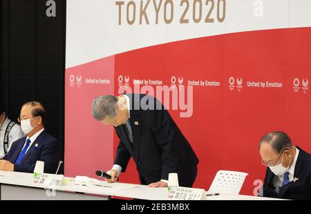 Tokio, Japan. Februar 2021, 12th. Yoshiro Mori, Präsident des Organisationskomitees der Olympischen Spiele 2020 in Tokio, kündigt seinen Rücktritt an, da er bei einem Treffen mit ratsmitgliedern und Vorstandsmitgliedern am Sitz des Komitees in Tokio am 12. Februar 2021 die Verantwortung für seine sexistischen Kommentare übernimmt. Quelle: POOL/ZUMA Wire/Alamy Live News Stockfoto