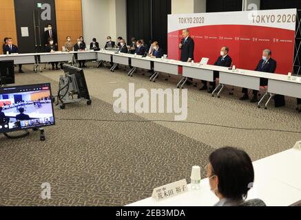 Tokio, Japan. Februar 2021, 12th. Yoshiro Mori, Präsident des Organisationskomitees der Olympischen Spiele 2020 in Tokio, kündigt seinen Rücktritt an, da er bei einem Treffen mit ratsmitgliedern und Vorstandsmitgliedern am Sitz des Komitees in Tokio am 12. Februar 2021 die Verantwortung für seine sexistischen Kommentare übernimmt. Quelle: POOL/ZUMA Wire/Alamy Live News Stockfoto