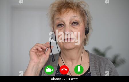 PC-Bildschirmansicht, Kopf erschossen Porträt Geschäftsfrau macht Videocall schaut Webcam konsultieren Client entfernt, zuversichtlich Geschäftsfrau führen Job Interview Stockfoto