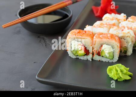 Sushi-Rolle mit Garnelenfleisch auf schwarzem Keramikplatte bedeckt Stockfoto