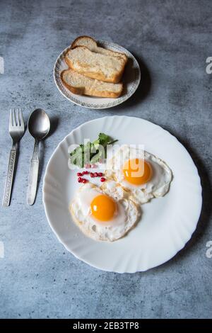 Brotscheiben und eierpoaches sind eine beliebte Frühstückzutat. Draufsicht, selektiver Fokus. Stockfoto