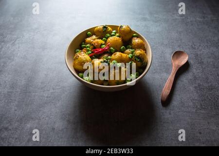 Indische Dum Aloo oder Kartoffeln in einem langsamen Feuer in einer Schüssel gekocht. Stockfoto