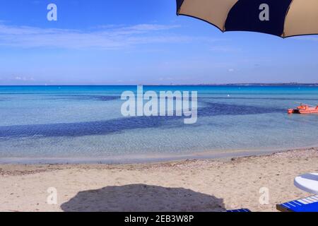 Der Strand Punta Pizzo liegt im Herzen des regionalen Naturparks „Isola di Sant’Andrea - Litorale di Punta Pizzo“ in Salento (Apulien, Italien). Stockfoto