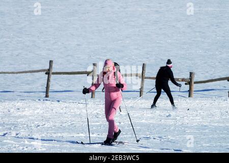 Ältere Frau Skifahrer, Menschen Skilanglauf Stockfoto