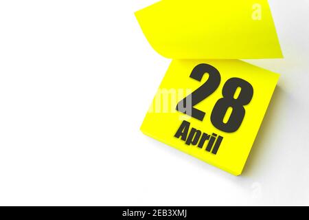 April 28th. Tag 28 des Monats, Kalenderdatum. Nahaufnahme leeres gelbes Papier Erinnerung Haftnotiz auf weißem Hintergrund. Frühlingsmonat, Tag des Jahres concep Stockfoto