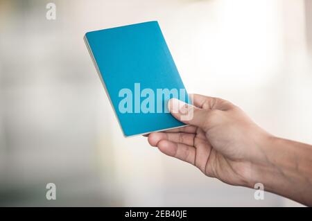 Nahaufnahme Der Abgeschnittenen Hand Halten Passport Gegen Saubere Unscharfe Hintergrund Stockfoto