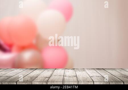 Leerer Holztisch. Zusammensetzung mit vielen verschiedenen Bonbons auf dem Tisch. Leerzeichen für Text Stockfoto