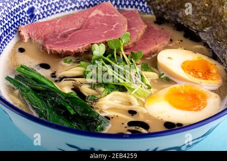 Tori paitan Ramen Suppe mit Pastrami und Eiern Stockfoto