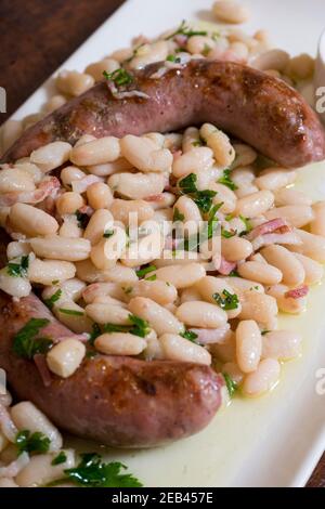 Schweinewurst mit Bohnen auf dem Grill. Vertikales Bild Stockfoto