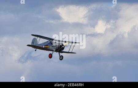 Gloster Gladiator Flugzeug im Flug mit Wolke und blauem Himmel Hintergrund Stockfoto