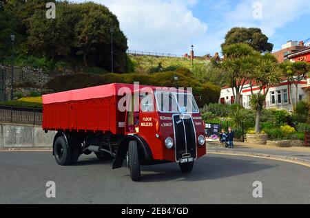 Vintage Red Sentinel Lkw auf Straße gefahren. Stockfoto