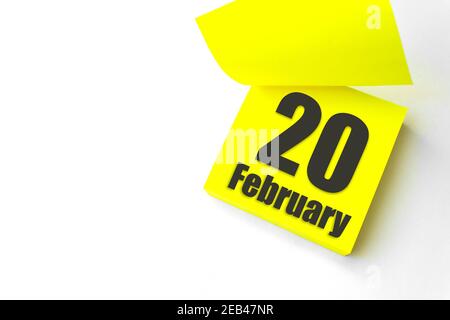 Februar 20th. Tag 20 des Monats, Kalenderdatum. Nahaufnahme leeres gelbes Papier Erinnerung Haftnotiz auf weißem Hintergrund. Wintermonat, Tag des Jahres con Stockfoto
